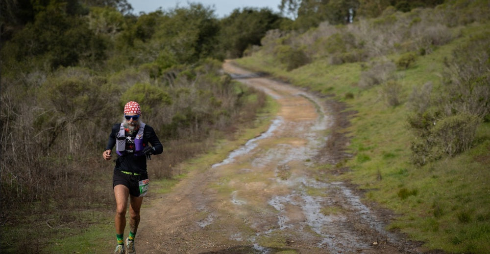 Entrenamiento minimalista para carrera de 50K en senderos: usando solo un chaleco y pantalones cortos de trail